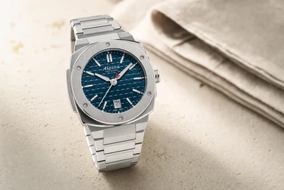 Alpina Extreme de caixa octogonal e mostrador azul-petróleo sobre pedra clara
