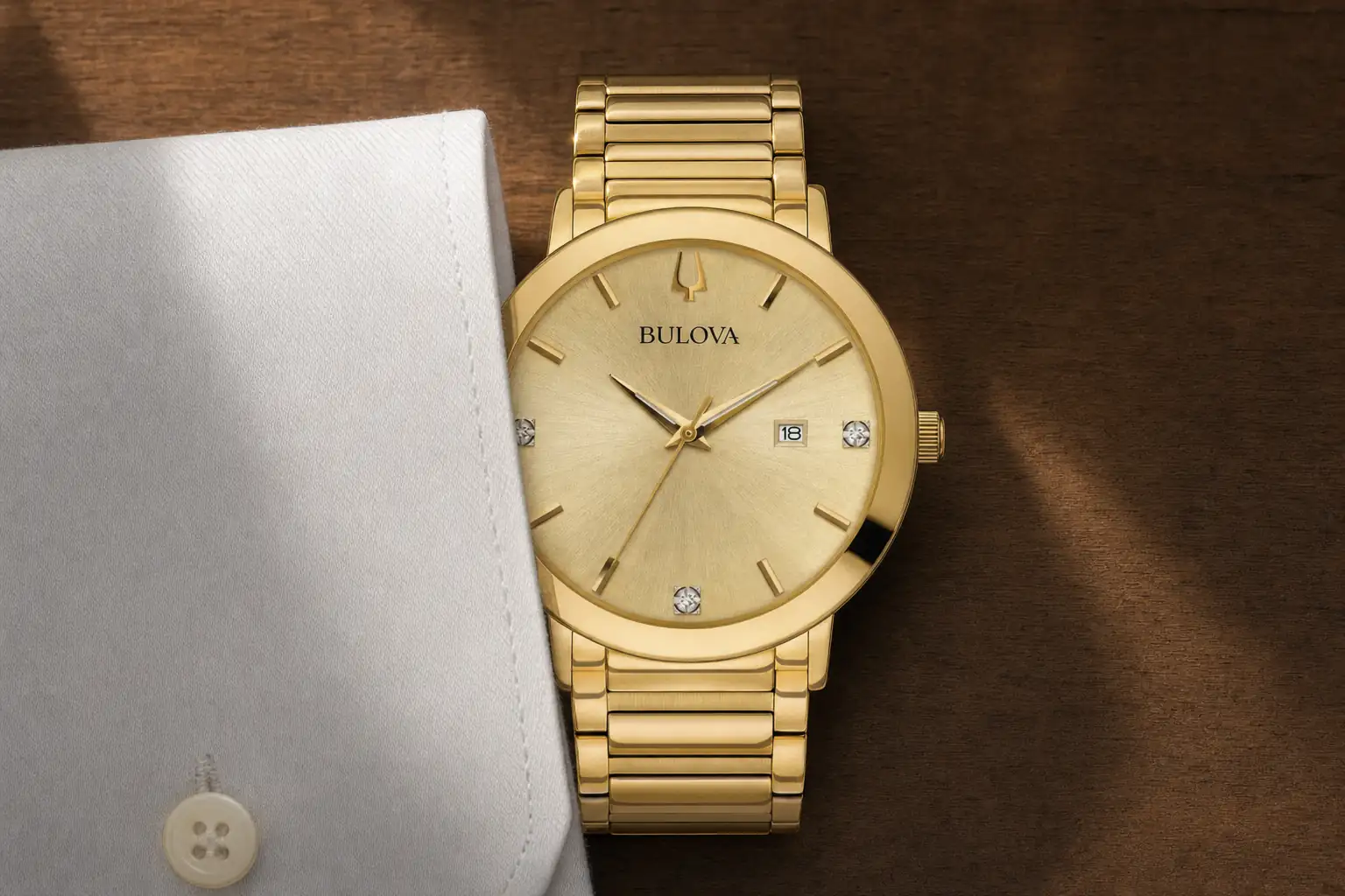 O bracelete sai direto da caixa, sem alças aparentes, e é esse desenho que a linha vende.