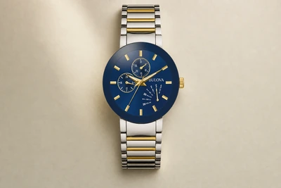 Bulova Futuro de mostrador azul e bracelete integrado de dois tons sobre superfície clara