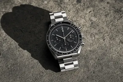 Cronógrafo Bulova Lunar Pilot de mostrador preto sobre superfície de pedra cinza