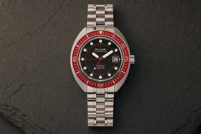 Bulova Oceanographer de mostrador preto e bracelete de aço sobre pedra escura
