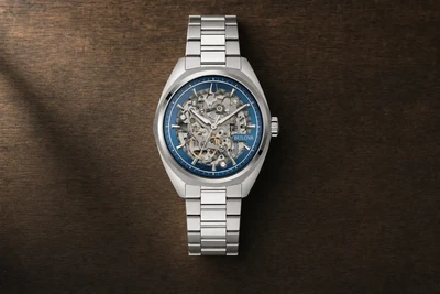 Bulova Skeleton automático de mostrador vazado azul sobre madeira escura