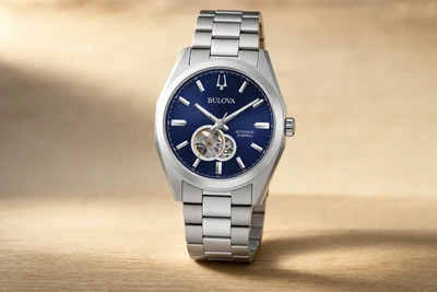 Bulova Surveyor automático de mostrador verde e correia de couro sobre madeira clara