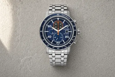 Citizen Brycen de mostrador azul com cronógrafo e bracelete de aço sobre pedra clara