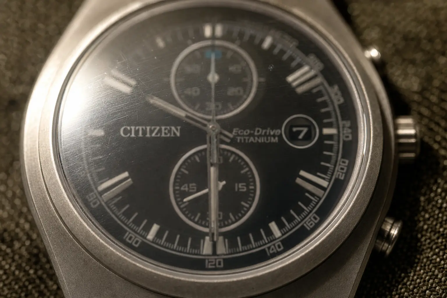 Treze das quinze peças usam cristal mineral, e apenas duas trazem safira.