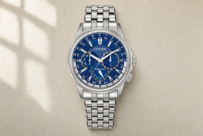 Citizen Calendrier de mostrador azul apoiado em superfície clara