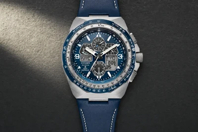 Citizen Skyhawk de mostrador azul e aro com escala numérica sobre mesa escura