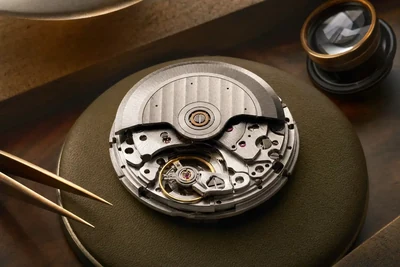 Movimento automático japonês aberto sobre bancada, com o rotor e o balanço à vista
