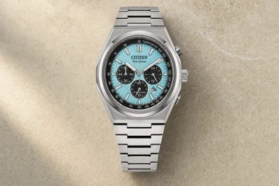 Citizen Zenshin de mostrador azul turquesa e bracelete claro sobre pedra clara
