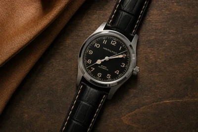 Hamilton Khaki Field Murph de 42 mm sobre nogueira, com o ponteiro dos segundos em foco
