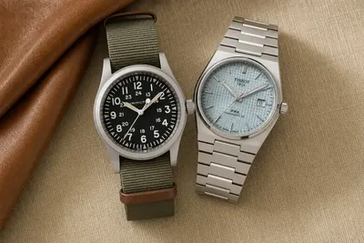Hamilton Khaki Field Mechanical e Tissot PRX Powermatic 80 lado a lado sobre linho