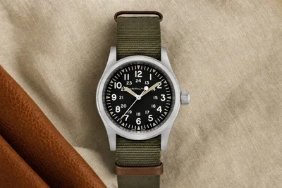Hamilton Khaki Field Mechanical de 38 mm sobre linho claro, visto de cima