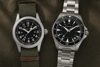 Hamilton Khaki Field e Hamilton Khaki Navy Scuba lado a lado sobre lona oliva