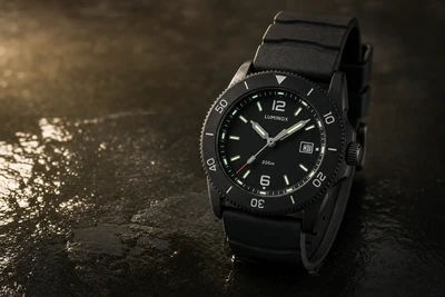 Luminox Pacific Diver de mostrador preto e pulseira de borracha sobre pedra molhada