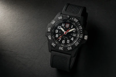 Luminox Navy Seal de mostrador preto brilhando no escuro sobre pedra escura