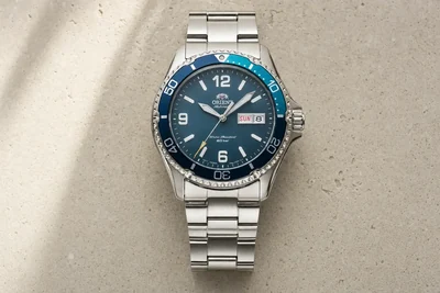 Orient Mako de mostrador azul e bracelete de aço apoiado em pedra clara
