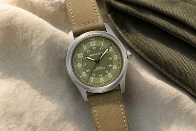 Hamilton Khaki Field de mostrador verde sem janela de data sobre linho claro
