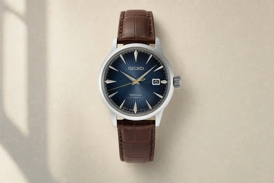 Seiko Cocktail Time de mostrador azul texturizado apoiado em superfície clara