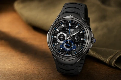 Seiko Coutura cronógrafo de mostrador preto e pulseira de borracha sobre madeira escura