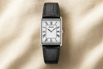 Seiko Essentials de caixa retangular prateada e mostrador claro sobre linho