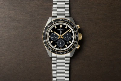 Seiko Speedtimer de mostrador preto com contadores e bracelete de aço sobre mesa escura