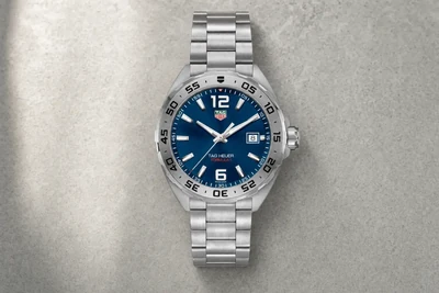 TAG Heuer Formula 1 de mostrador azul e bracelete de aço sobre pedra clara