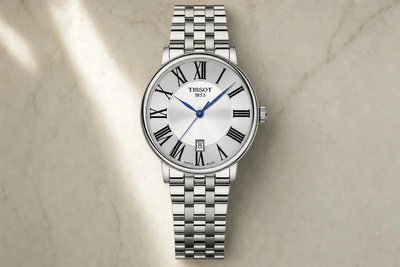 Tissot Carson de mostrador prateado e bracelete de aço polido sobre mesa clara