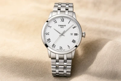 Tissot Classic Dream de mostrador branco e bracelete de aço sobre linho claro