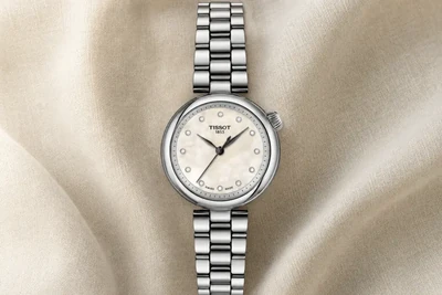 Tissot Desir de mostrador madrepérola e bracelete de aço fino sobre tecido claro