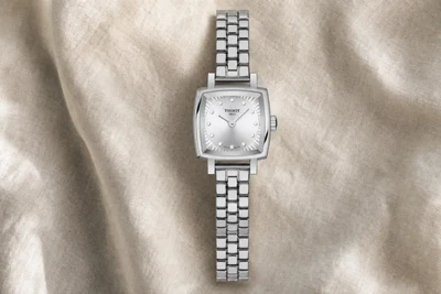 Tissot Lovely quadrado de mostrador prateado e bracelete de aço fino sobre tecido claro