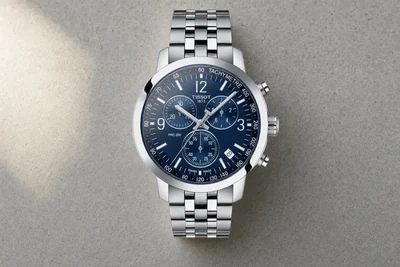 Tissot PRC 200 de mostrador azul e bracelete de aço sobre pedra clara