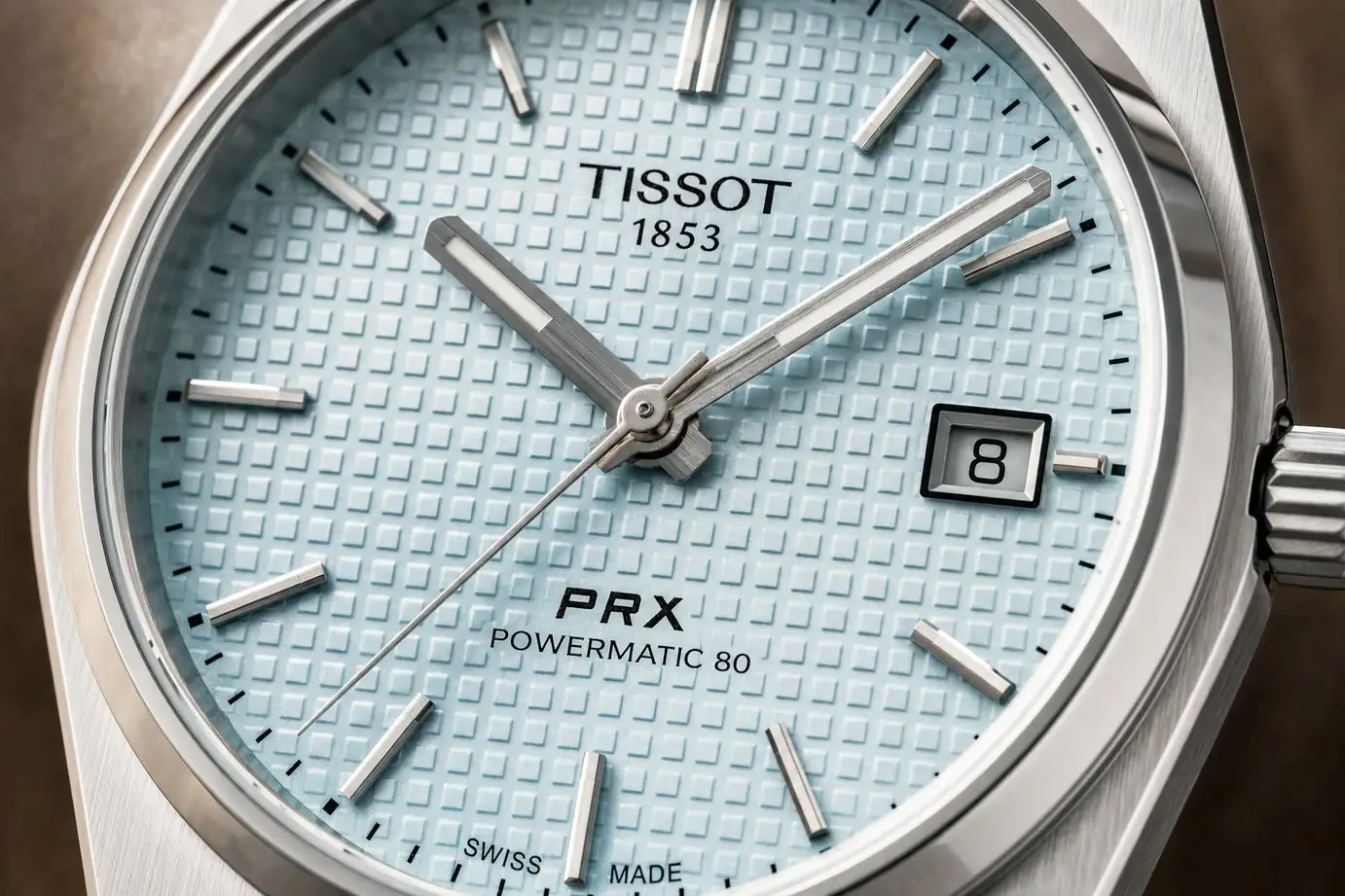 Azul claro quase turquesa, com a mesma textura quadriculada estampada no metal.