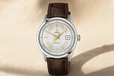 Tissot Visodate de mostrador prateado e correia de couro sobre linho claro