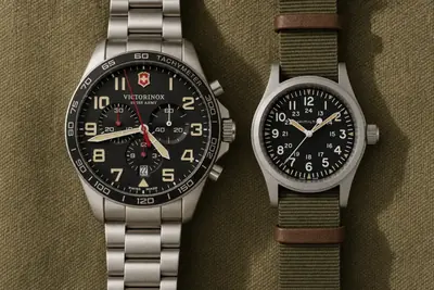 Victorinox FieldForce e Hamilton Khaki Field lado a lado sobre lona oliva