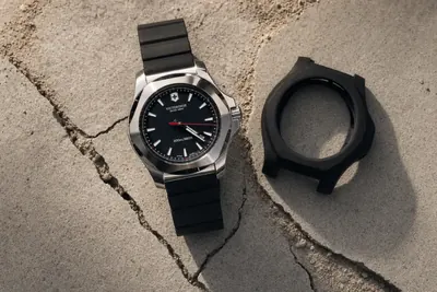 Victorinox I.N.O.X. de 43 mm em aço sobre concreto rachado, com o bumper de borracha ao lado