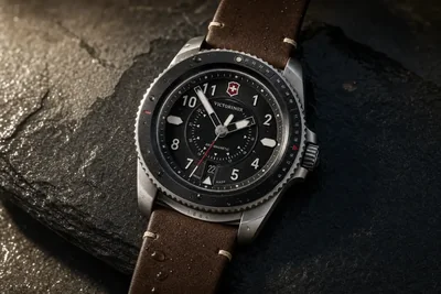 Victorinox Journey 1884 de mostrador preto e bisel giratorio sobre pedra escura